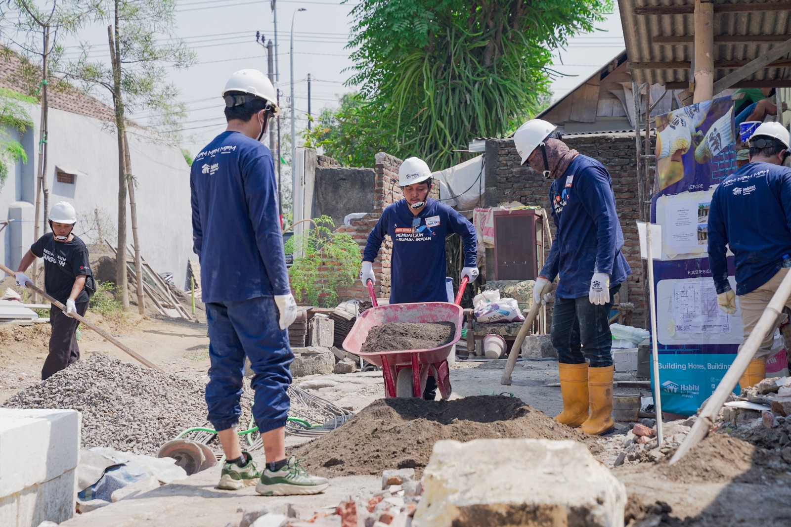 Press Release Sinergi MPM Honda Jatim Bersama Habitat for Humanity Indonesia dalam Membangun Rumah: Wujud Nyata Employee untuk Kesejahteraan Masyarakat.